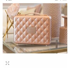 The Beautifect portable makeup box in Nude